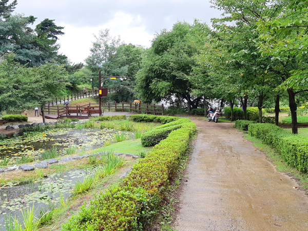 화동못 수변공원 산책로